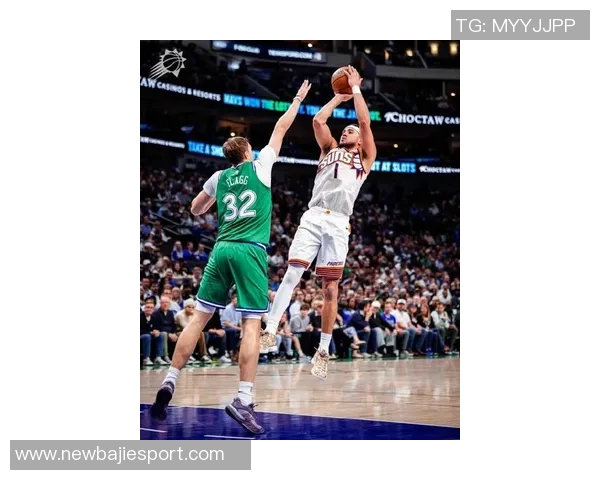 布克半场展现得分能力9投4中贡献14分2板5助表现抢眼